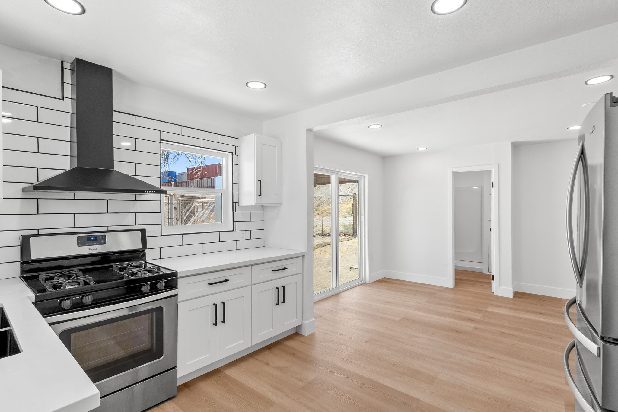 1574 Riverside Dr, Barstow, CA